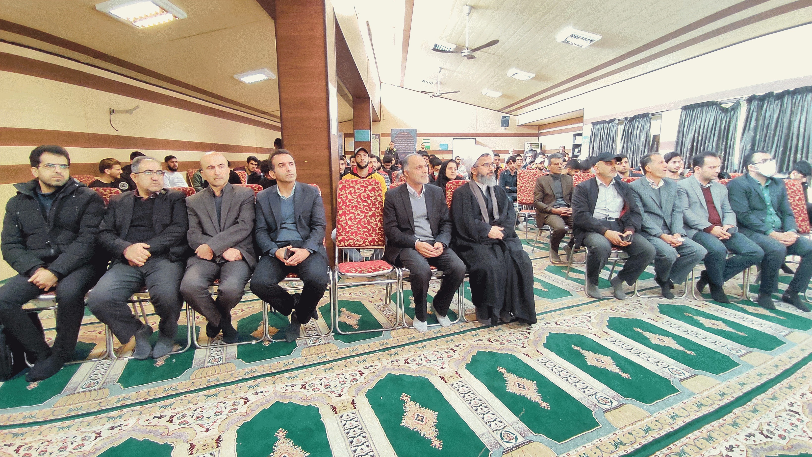 با حضور امام جمعه، دانشجویان و مسئولین دانشکده فنی علامه حسن زاده آملی: